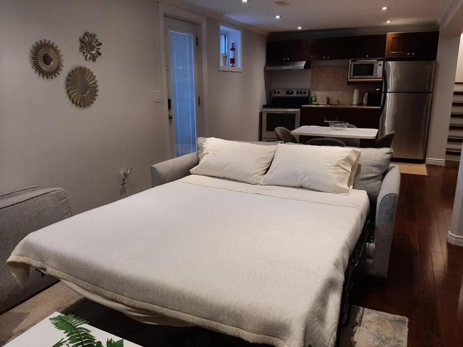 Home Away From Home - Basement Studio Apartment Toronto Exterior photo