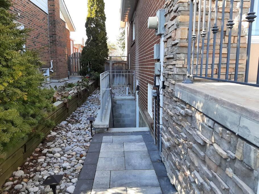Home Away From Home - Basement Studio Apartment Toronto Exterior photo